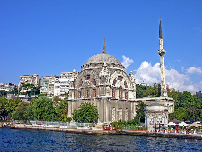 Dolmabahçe Camii est une mosquée située a Beşiktaş.La construction de la mosquée fut à l'origine ordonnée par la sultane Bezmiâlem, femme du sultan Mahmoud II. Après sa mort, son fils, le sultan Abdülmecid Ier, a continué à financer le projet.
