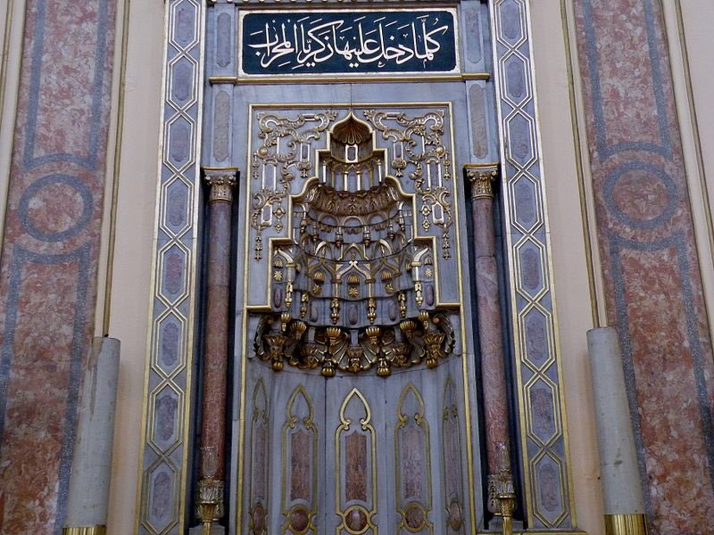 Dolmabahçe Camii est une mosquée située a Beşiktaş.La construction de la mosquée fut à l'origine ordonnée par la sultane Bezmiâlem, femme du sultan Mahmoud II. Après sa mort, son fils, le sultan Abdülmecid Ier, a continué à financer le projet.