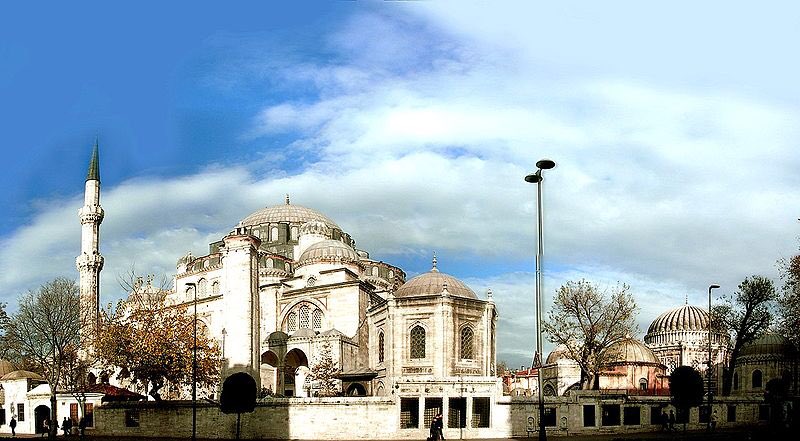 Şehzade Camii est construite sur l'ordre du sultan Soliman le Magnifique, à la mémoire de son fils aîné, le prince Mehmet, décédé à l'âge de vingt et un ans en 1543.