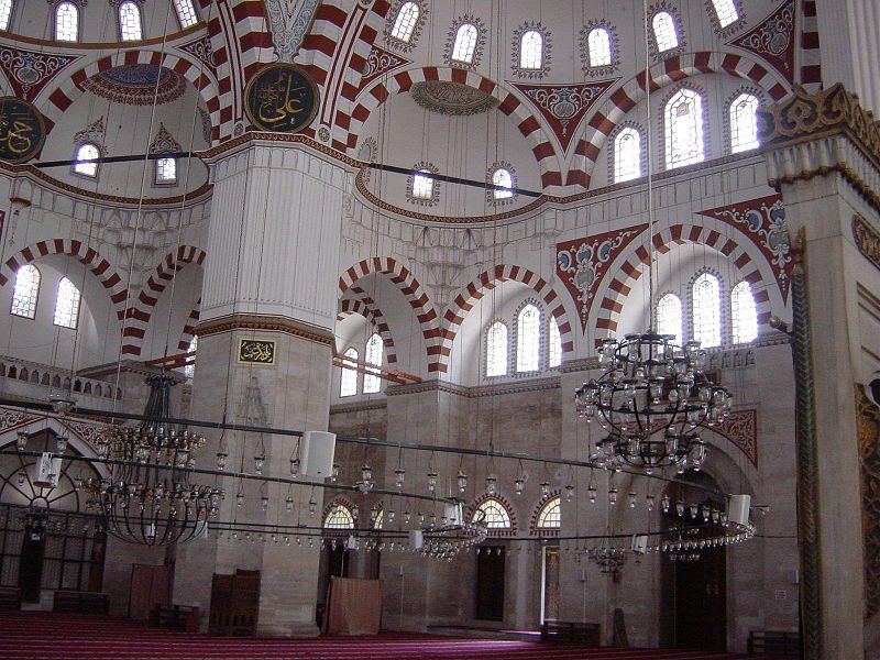 Şehzade Camii est construite sur l'ordre du sultan Soliman le Magnifique, à la mémoire de son fils aîné, le prince Mehmet, décédé à l'âge de vingt et un ans en 1543.