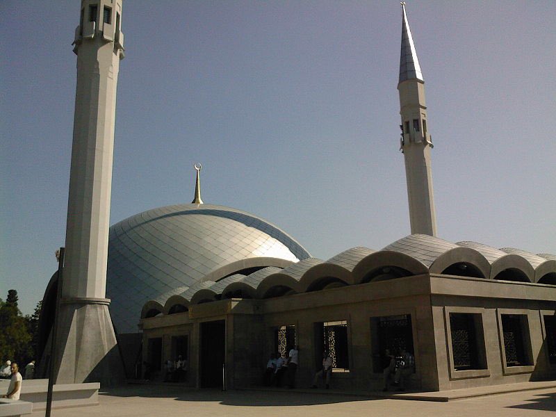 Şakirin Camii une des plus belle de ce thread je trouve est une mosquée d'Istanbul. Elle se trouve à ÜsküdarHüseyin Kutlu est l'actuel imam de la mosquée.