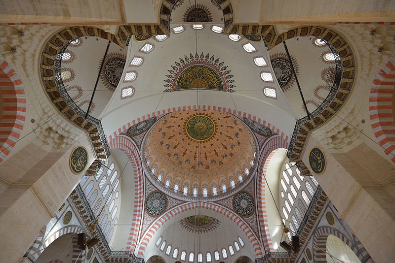 Süleymaniye Camii est une mosquée impériale ottomane d'Istanbul, conçue par l'architecte Sinan pour le sultan Soliman le Magnifique et construite de 1550 à 1557.