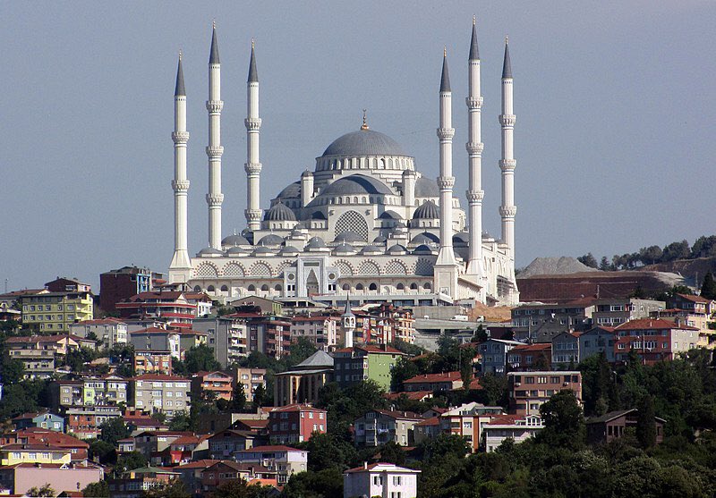 Çamlıca Camii est située dans le quartier d'Üsküdar. Elle a été inaugurée le 3 mai 2019, en présence du président Recep Tayyip Erdoğan.Elle est l'une des plus importantes mosquées du pays, une capacité d'accueil de 63 000 personnes. Ses plus haut minarets mesurent 110 mètres