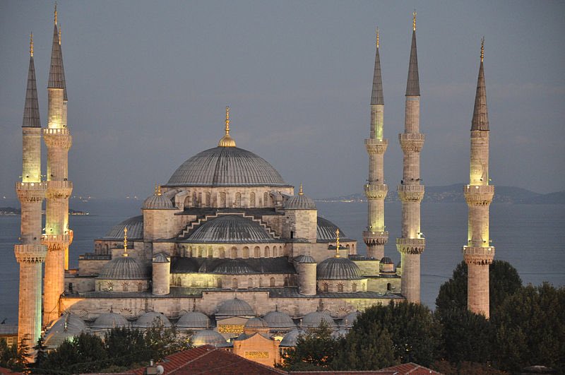 Sultan Ahmet Camii est l'une des mosquées historiques d'Istanbul. Elle est notamment connue pour les céramiques à dominante bleue qui ornent les murs intérieurs.Elle fut construite sous le règne du sultan Ahmet Ier. Comme beaucoup d'autres mosquées, elle comporte une madrassa.