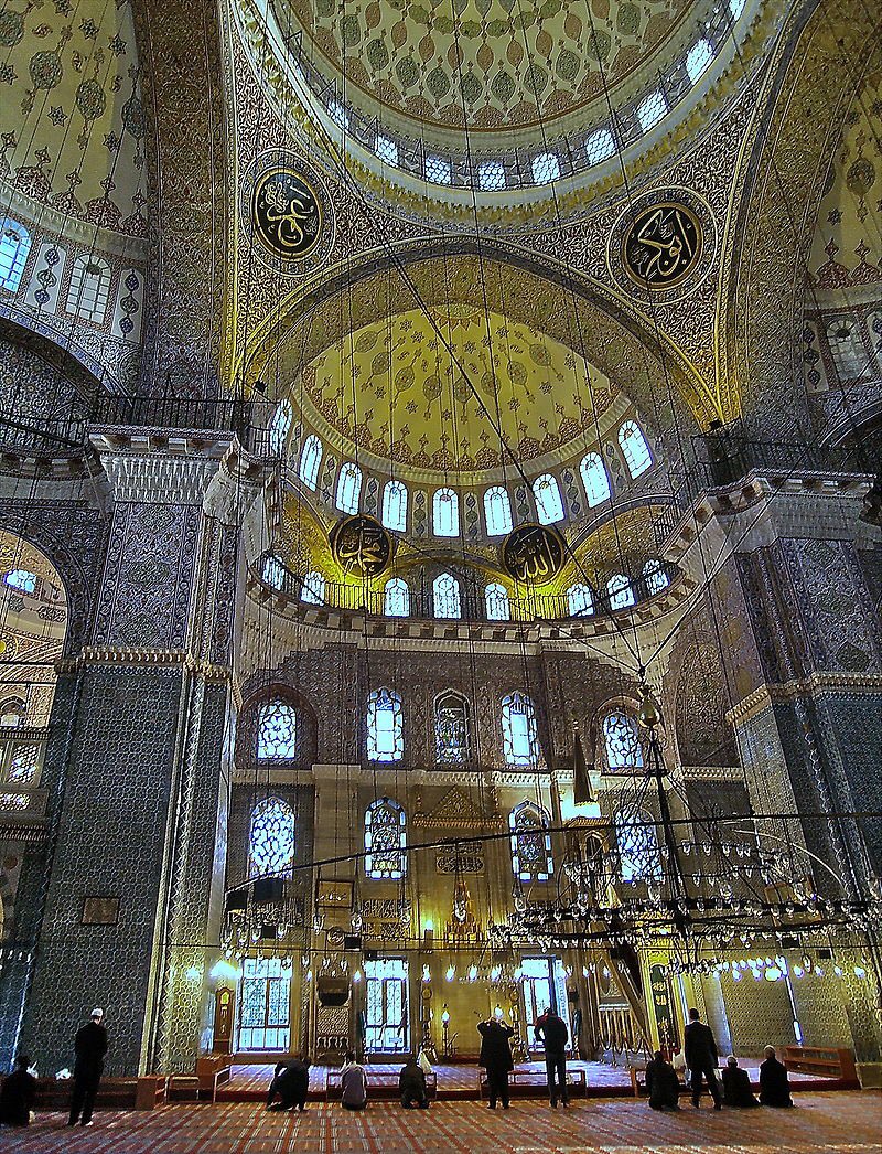 Sultan Ahmet Camii est l'une des mosquées historiques d'Istanbul. Elle est notamment connue pour les céramiques à dominante bleue qui ornent les murs intérieurs.Elle fut construite sous le règne du sultan Ahmet Ier. Comme beaucoup d'autres mosquées, elle comporte une madrassa.