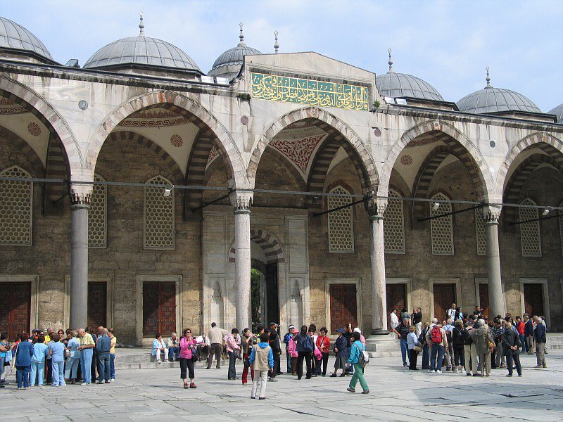 Sultan Ahmet Camii est l'une des mosquées historiques d'Istanbul. Elle est notamment connue pour les céramiques à dominante bleue qui ornent les murs intérieurs.Elle fut construite sous le règne du sultan Ahmet Ier. Comme beaucoup d'autres mosquées, elle comporte une madrassa.