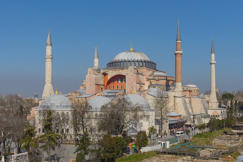 Aysofya est un grand lieu de culte à Istanbul. À l'origine une basilique chrétienne de Constantinople, elle devient mosquée au XVe siècle sous Fatih Sultan Mehmet. En 1934, elle perd son statut de lieu de culte, malheureusement, sur décision de Mustafa Kemal. Mais Ayasofya