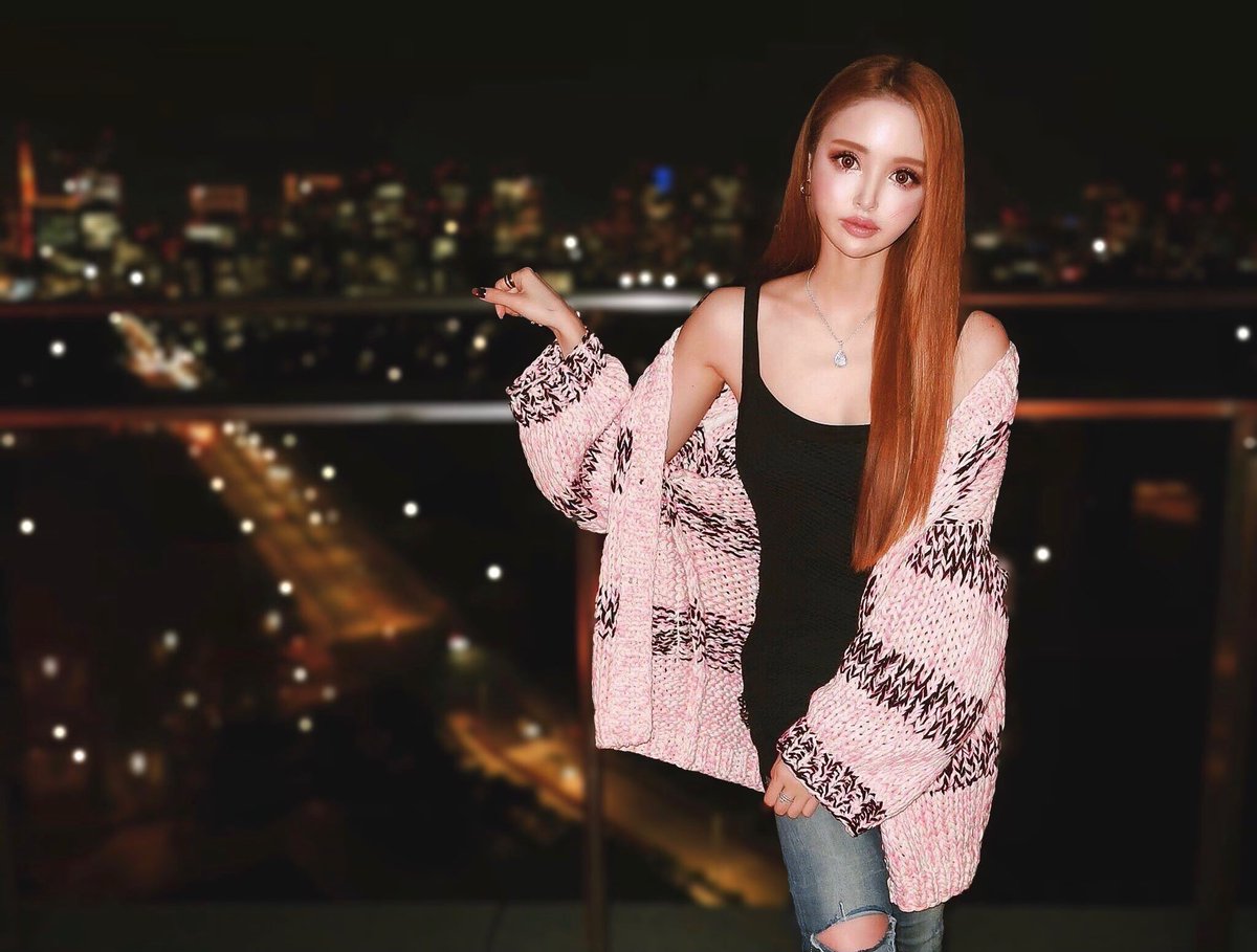hlkm023's tweet photo. ＿＿＿���＿＿＿
👚 ... 𝔽𝕒𝕤𝕙𝕚𝕠𝕟
￣￣￣￣￣￣￣
CHANELのおピンクゆるっと
ニットカーディガン💓
これわざわざ発売日待って買いに行った！
3月のことだけど！
自慢じゃないけど鎖骨に貯水できる
タイプです https://t.co/EdbJS0YsYr