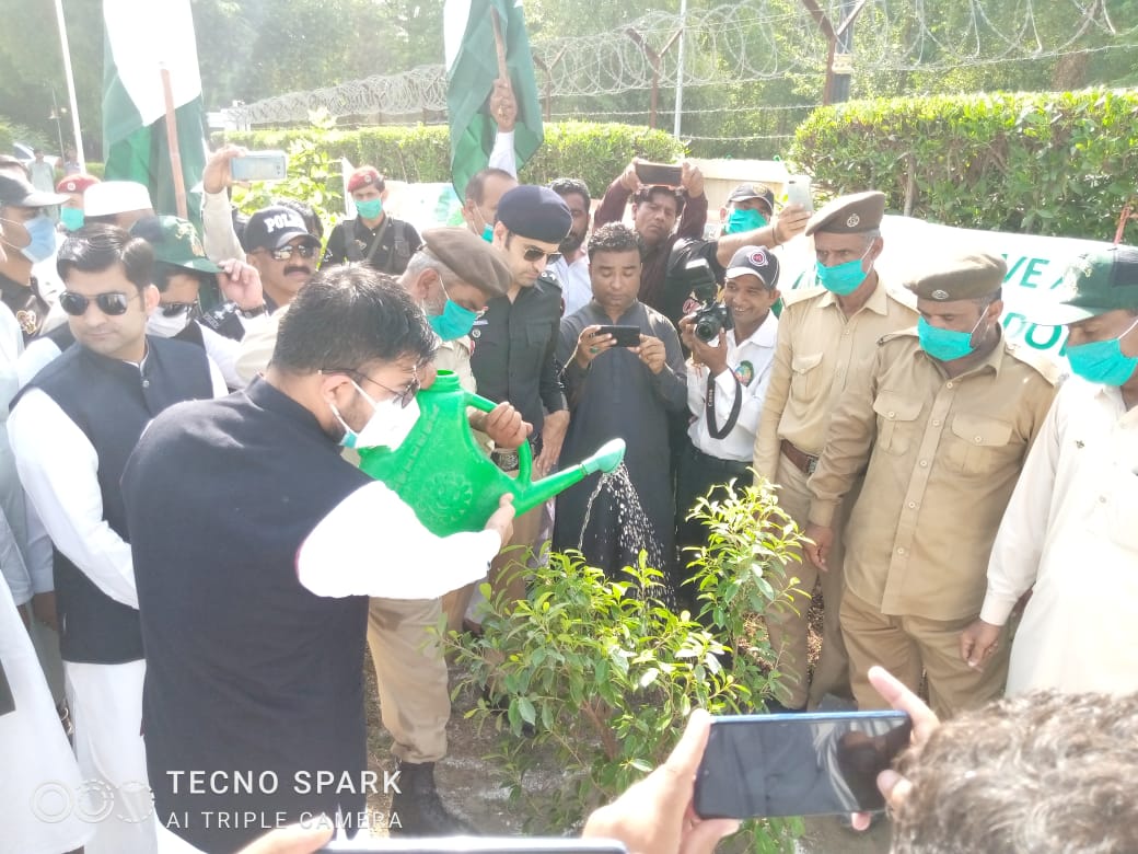 khalidvonsaleem's tweet photo. Pakistan was created after great sacrifices of our forefathers. To commemorate that we gathered for flag hoisting and Jashan e Azaadi Rally in Mirpur Mathelo dist #Ghotki. We also reaffirmed our unflinching resolve to serve our motherland. Happy Independence Day
#PakistanZindabad https://t.co/vQHqYit2DF