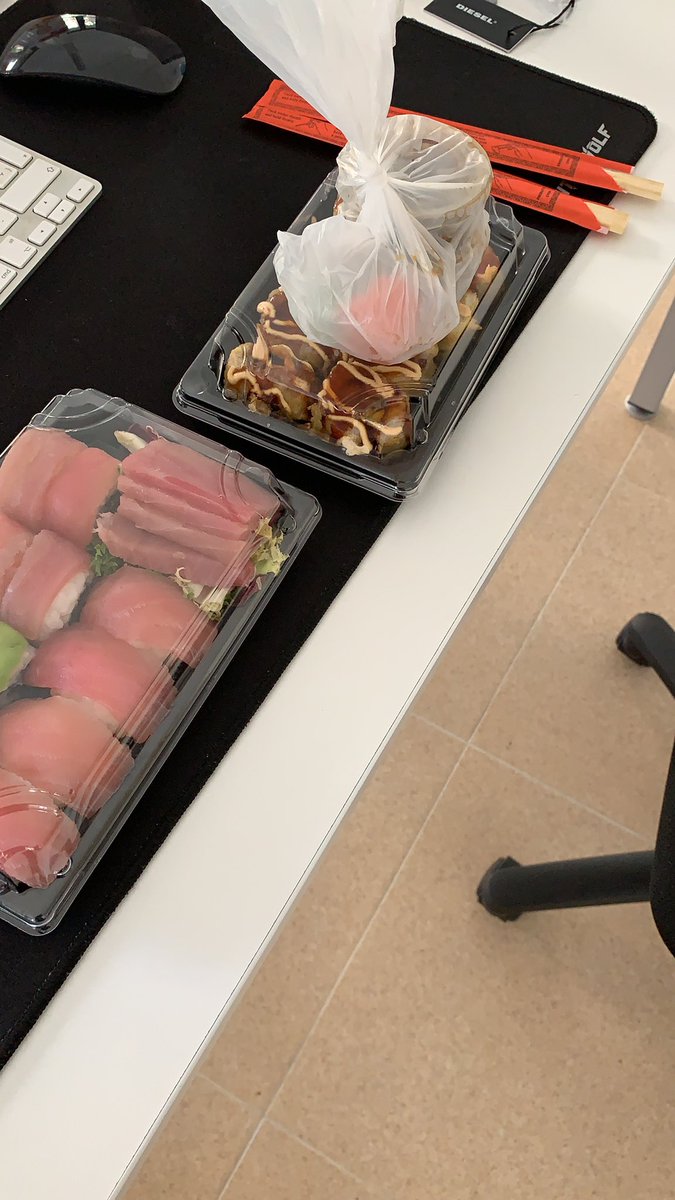 Cuando uno pide sushi y le mandan dos juegos de palillos... ¿es una indirecta de que esa cantidad es para dos? Jajajajaja