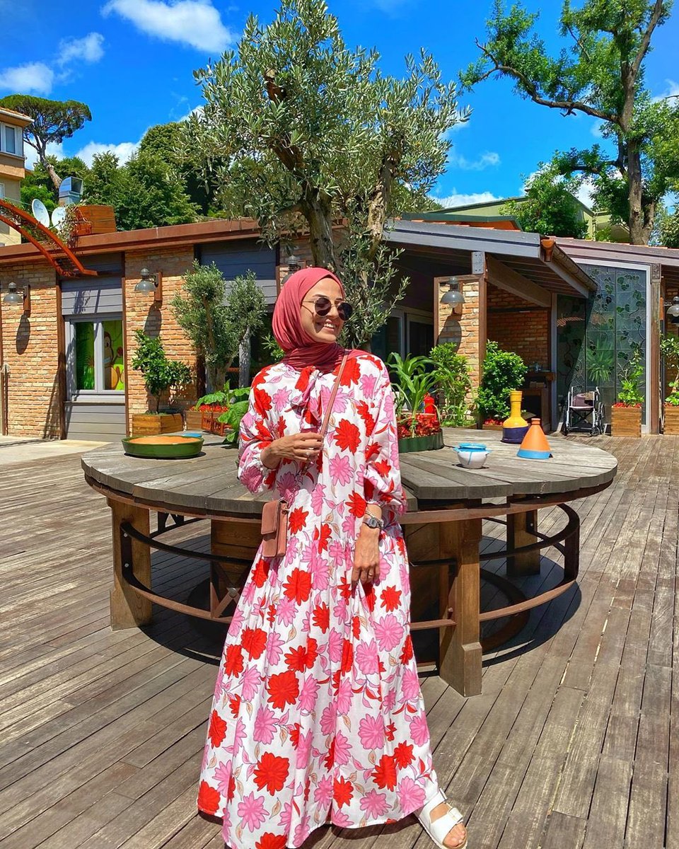 bugunnekombin's tweet photo. Günün konsepti “Çiçekli Elbiseler” 🌸

Günün ikinci kombini #minehanimcik ‘dan! Kırmızı ve pembe tonlarında çiçekli elbisesi ile Mine Hanım, enerjisini yansıtıyor🌸

#hayirlicumalar #fashionblogger #bugunnekombinlesek #hijab #tesetturgiyim #moda https://t.co/rfU4IN4mzJ