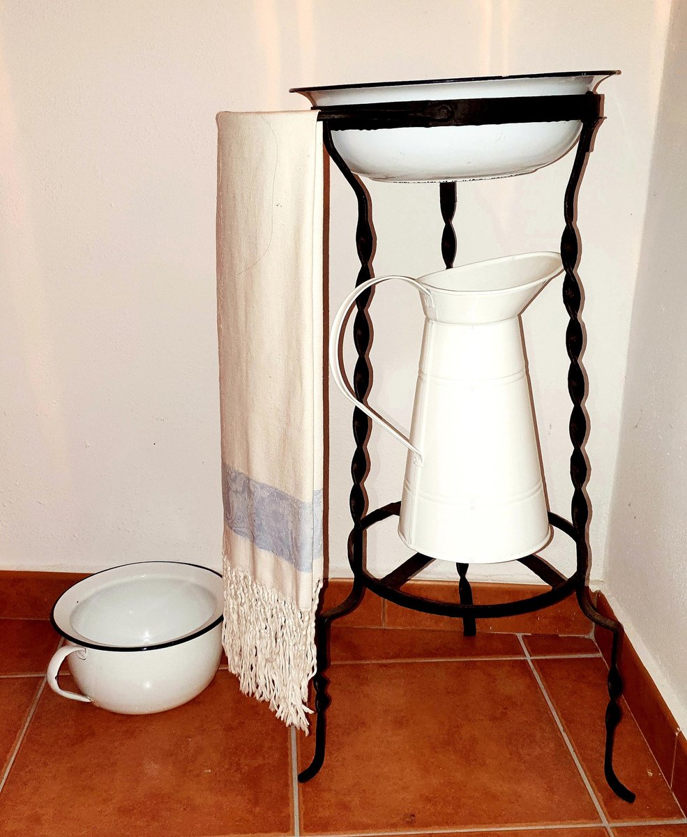 Eduard_Lpz's tweet photo. Lavabo, orinal y váter al estilo tradicional. #lavabo #orinal #vater #wc #estilotradiconal #eranotrostiempos #fortanete #teruel #maestrazgo https://t.co/3Z8exgzTVk