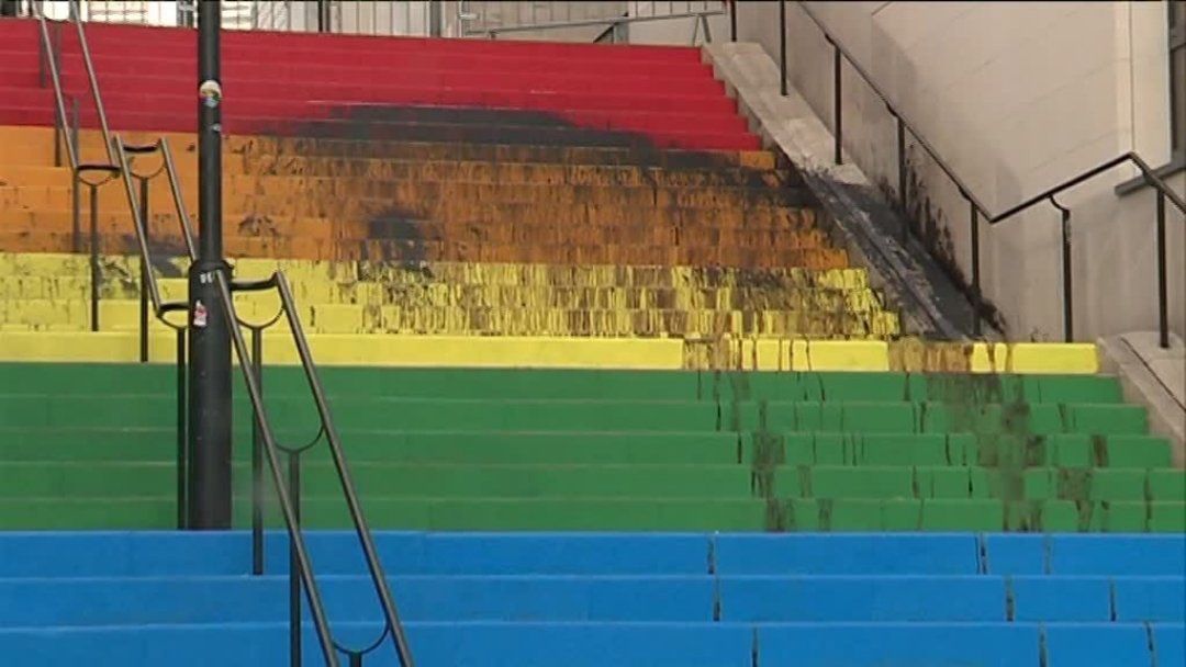 L'oeuvre de "la fontaine" d'Elsa Sahal a été dégradée cette nuit. Cela rappelle les nombreuses dégradations des marches des fiertés.
🚫 Les rétrogrades, les arriérés, les conservateurs, les obscurantistes, les attardés n'ont finalement pas pris de vacances à Nantes.
(1/2)