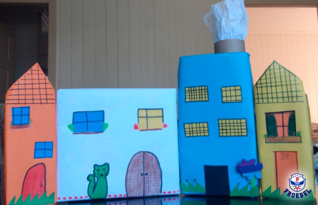 cfroebelsc's tweet image. Nas aulas da teacher Gabi do Programa Bilíngue, os alunos do 2º ano A e B confeccionaram uma Box Town utilizando materiais recicláveis. Confiram o resultado. 😍🏘🏥🛤
.
.
.
#programabilingue #cuide #colegiofroebel #juntossomosfortes #saobentodosul #pien #rionegrinho #campoalegre
