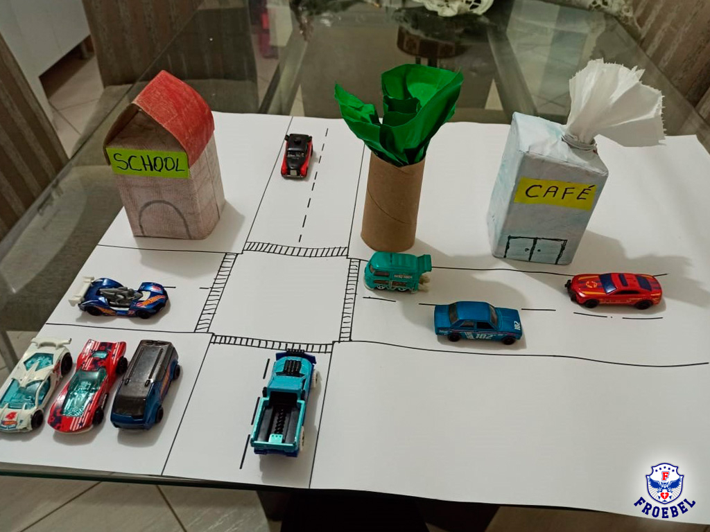 cfroebelsc's tweet image. Nas aulas da teacher Gabi do Programa Bilíngue, os alunos do 2º ano A e B confeccionaram uma Box Town utilizando materiais recicláveis. Confiram o resultado. 😍🏘🏥🛤
.
.
.
#programabilingue #cuide #colegiofroebel #juntossomosfortes #saobentodosul #pien #rionegrinho #campoalegre
