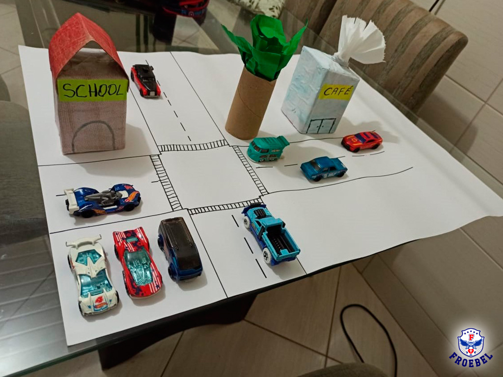 cfroebelsc's tweet image. Nas aulas da teacher Gabi do Programa Bilíngue, os alunos do 2º ano A e B confeccionaram uma Box Town utilizando materiais recicláveis. Confiram o resultado. 😍🏘🏥🛤
.
.
.
#programabilingue #cuide #colegiofroebel #juntossomosfortes #saobentodosul #pien #rionegrinho #campoalegre