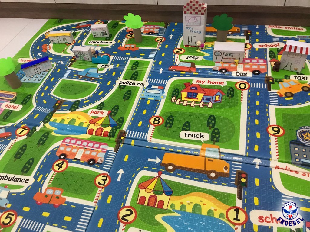 cfroebelsc's tweet image. Nas aulas da teacher Gabi do Programa Bilíngue, os alunos do 2º ano A e B confeccionaram uma Box Town utilizando materiais recicláveis. Confiram o resultado. 😍🏘🏥🛤
.
.
.
#programabilingue #cuide #colegiofroebel #juntossomosfortes #saobentodosul #pien #rionegrinho #campoalegre