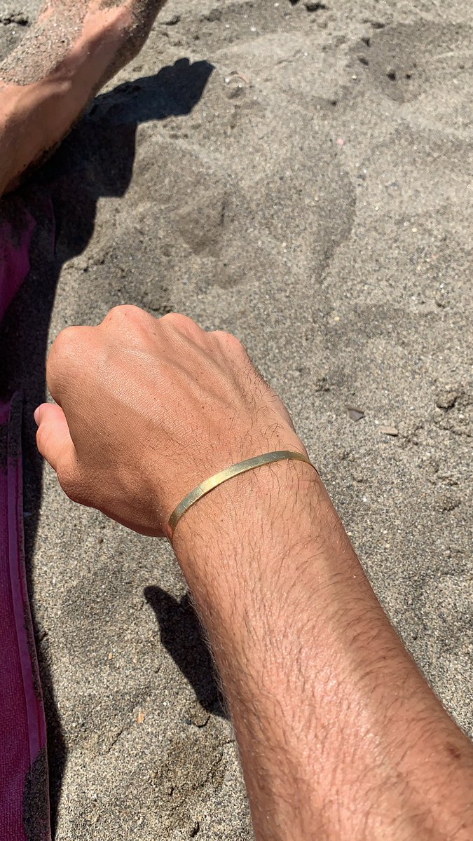 moncaillou_12's tweet photo. Hier je chahutais avec ma sœur à la mer et mon jonc en or s’est accroché à elle et s’est perdu dans l’eau. Aujourd’hui, en faisant une roulade au même endroit elle a réussi à me le retrouver 😍😍😍 https://t.co/KIXLW9rQvS