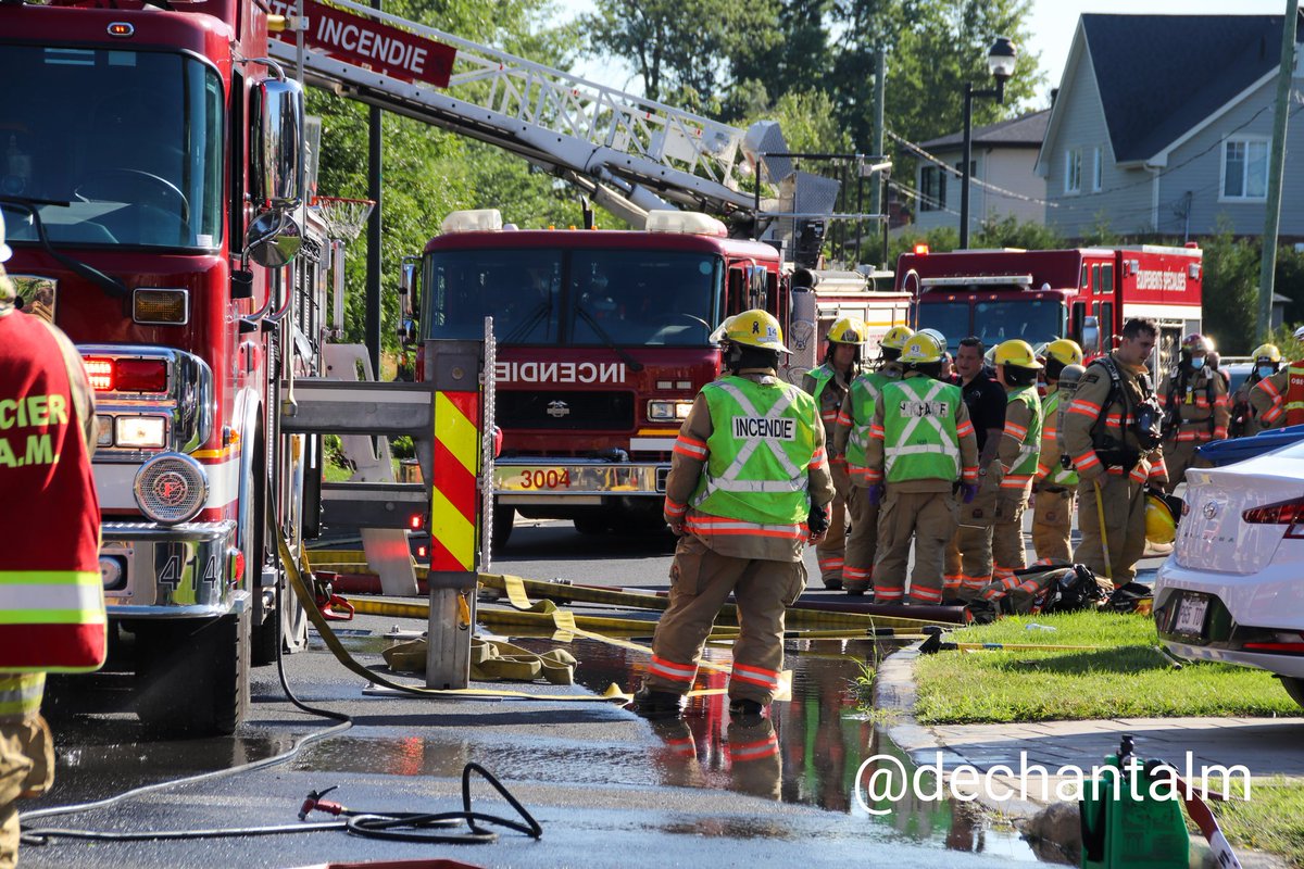 EN COURS | Important déploiement des pompiers du @SSIAL_INCENDIE  à @Ville_StBruno sur la rue des Bolets pour un incendie de résidence. Présentement en deuxième alarme. Travail d'exploration en cours dans la structure et l'entretoit.