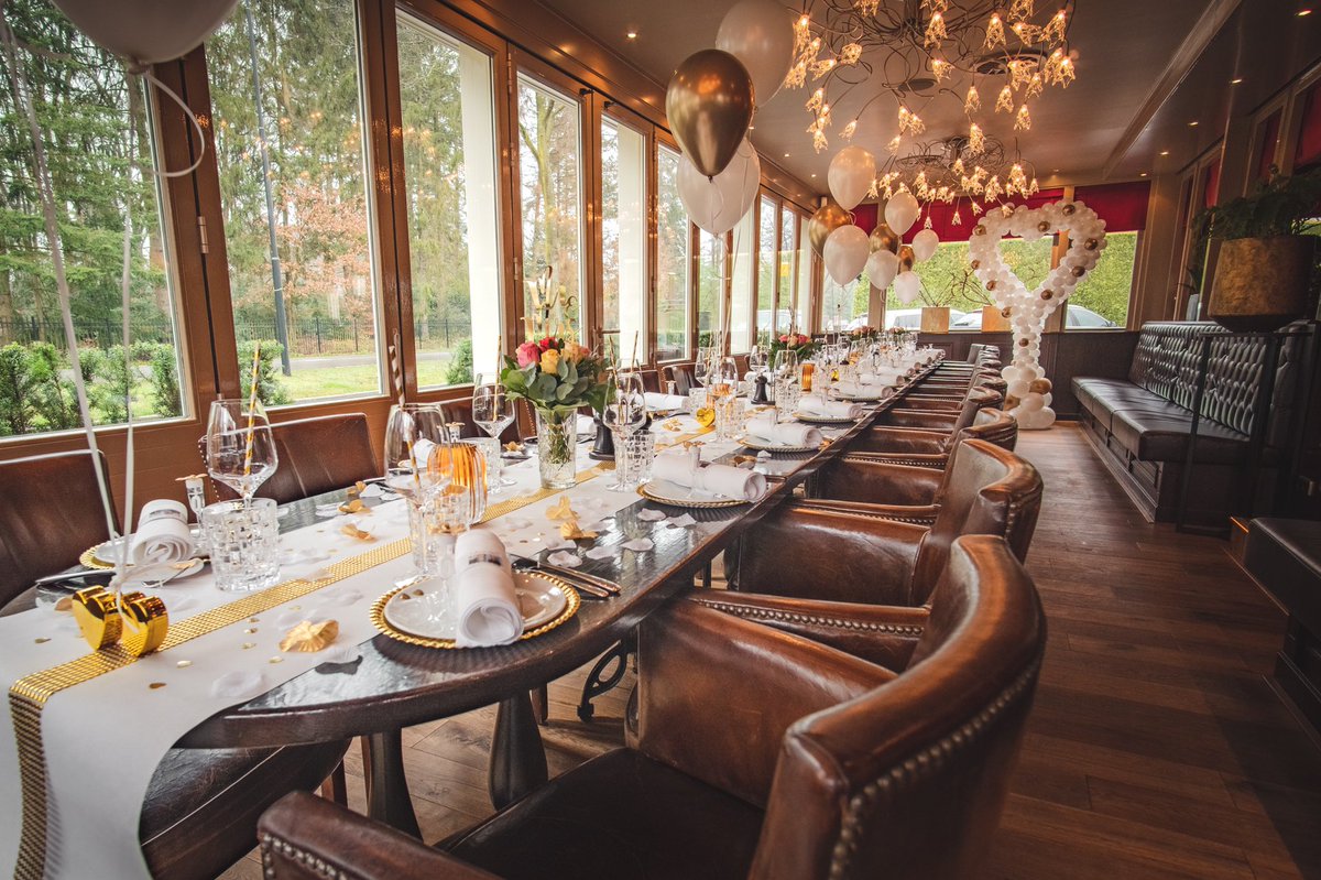 Heeft u iets te vieren? Wilt u samen met familie, vrienden of collega's dineren of borrelen? Bij Restaurant De Smoezer verzorgen wij graag uw event op maat.
Kijk voor mogelijkheden op desmoezer.nl/events/ of bel met 055-5420441.