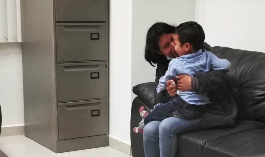 ClaudiaFederal's tweet photo. Mi agradecimiento a quienes compartieron desde las redes y medios de comunicación para la localización de #Dylan. Mi reconocimiento a Juanita que no perdió la fe y esperanza, VIAJO HASTA LA CDMX, SALIÓ A LAS CALLES EN MARCHAS Y  ESTUVO EN LA FISCALIA DE SAN CRISTÓBAL SIN MOVERSE. https://t.co/GBAMyxyVCQ