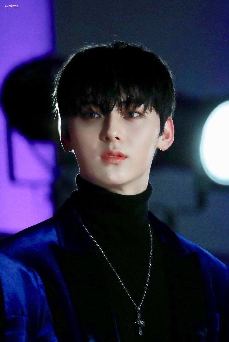minhyun_a's tweet photo. 황민현 검은목폴라 목걸이 https://t.co/4Mva4OP3Ca