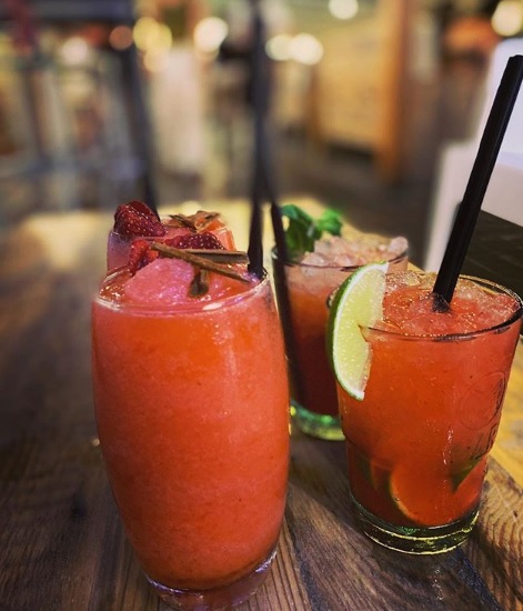 Un dia festiu, sempre ve de gust prendre una copa o relaxar-se una mica 🍹🌴. No ho pensis més, a Sitges t'esperen, deixa el que estiguis fent, reserva, i utilitza el mòbil per immortalitzar moments diferents... <a href="/PiqueNiquee/">Pique Nique</a>
restaurantpicnic.com/esp/piquenique…