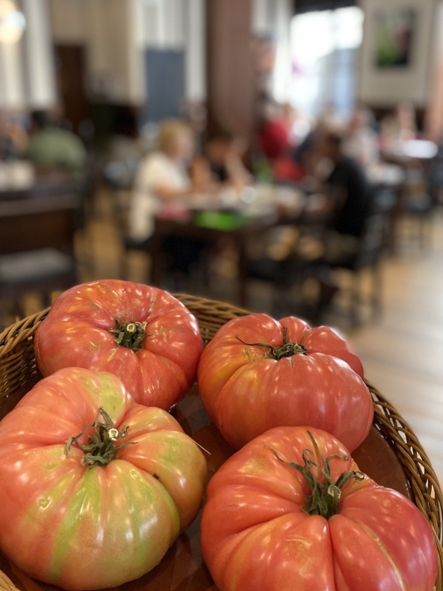 Disfruta de nuestros TOMATES de temporada... pregunte por nuestros aliños