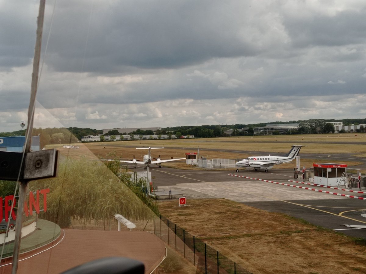 Tedd31's tweet image. Quand la pompe JET A-1 est indisponible sur certains terrains proches, ça amène des visiteurs peu courants à LFPL