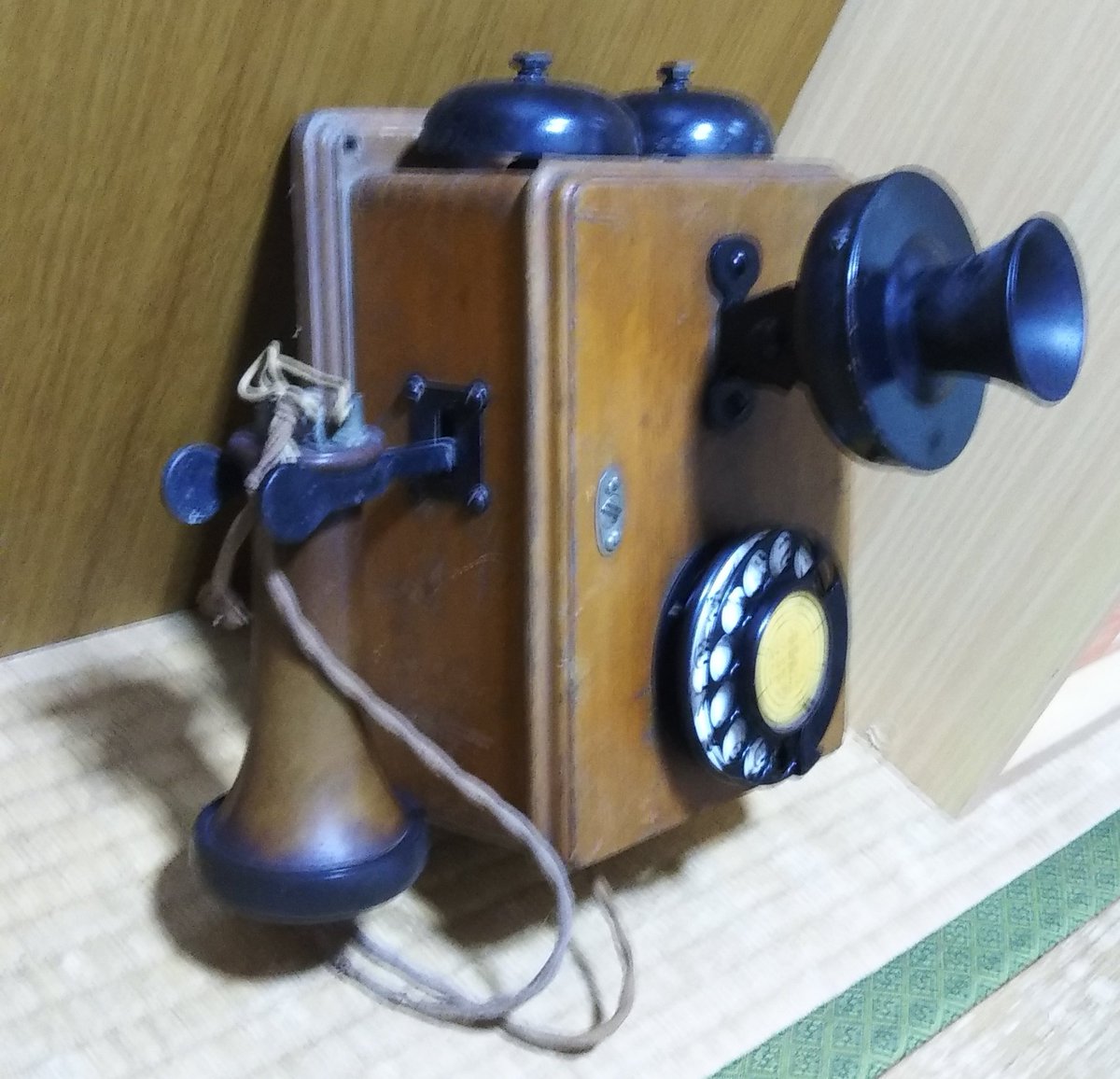 サツキが使ってる電話機は「23号自動式壁掛電話機」です。 実物は 