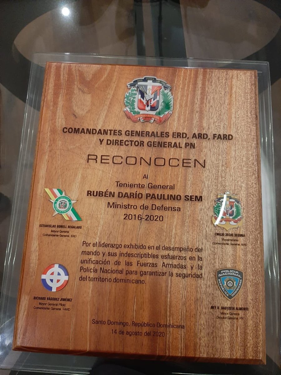 MDefensaRD's tweet photo. Reconocimiento al liderazgo en el desempeño de mando y sus indescriptibles esfuerzos en la unificación de las FFAA y la Policía Nacional para garantizar la seguridad del territorio dominicano.
#ElMideTeInforma #FFAA #Mide 3/3 https://t.co/nzQte9Cqsj
