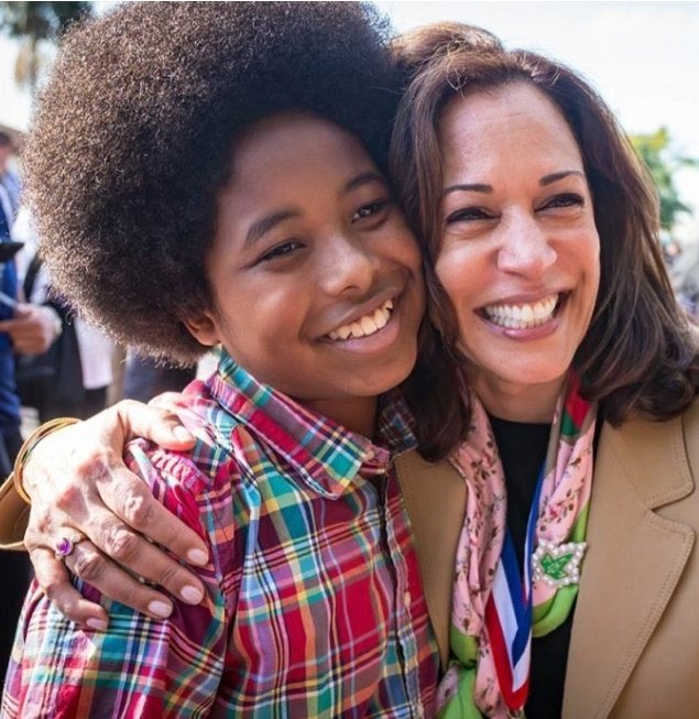 20/24 Kamala is married to the ubersupportive  @douglasemhoff & her 2 stepkids call her Momala. Her specialty as AG was child abuse & sextrafficking. She never threw a single parent in jail for truancy (unlike her predecessors) & improved attendance for kids from working homes 20%