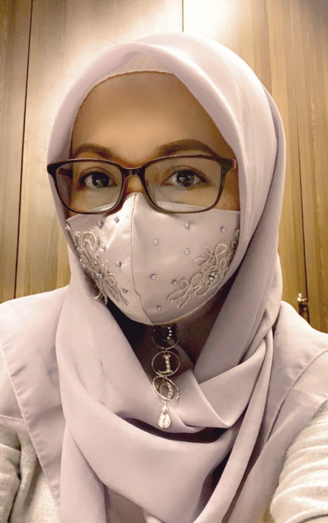 glomadher's tweet photo. Saya habis menghadiri rapat mingguan, dan saya pake masker cangtip.
Tahukah anda dari daerah mana gerangan masker yang saya kenakan ini ? https://t.co/zrnjgKhdik