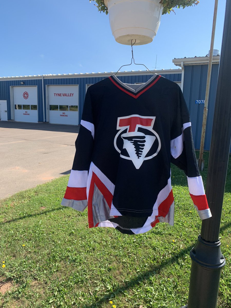 TheHOT1055's tweet photo. I’m challanging you to vote non stop all day long for Tyne Valley Kraft Hockeyville @KraftTyne . If your finger is physically cramping from clicking your phone or mouse so much..that means you’re doing it right ✅ #RallyForTheValley2020 https://t.co/9RYLX0fEic