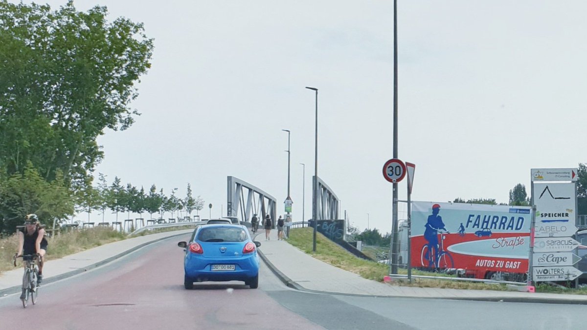Gelungenes Design der neuen Banner an der #Fahrradstraße Lindberghweg/Lütkenbecker Weg. 
Selbst aus dem Kfz sind sie gut lesbar. 

<a href="/muenster_de/">Stadt Münster</a>
<a href="/ADFC_MS/">adfc_ms</a>

#Autoszugast 
#testdrive
