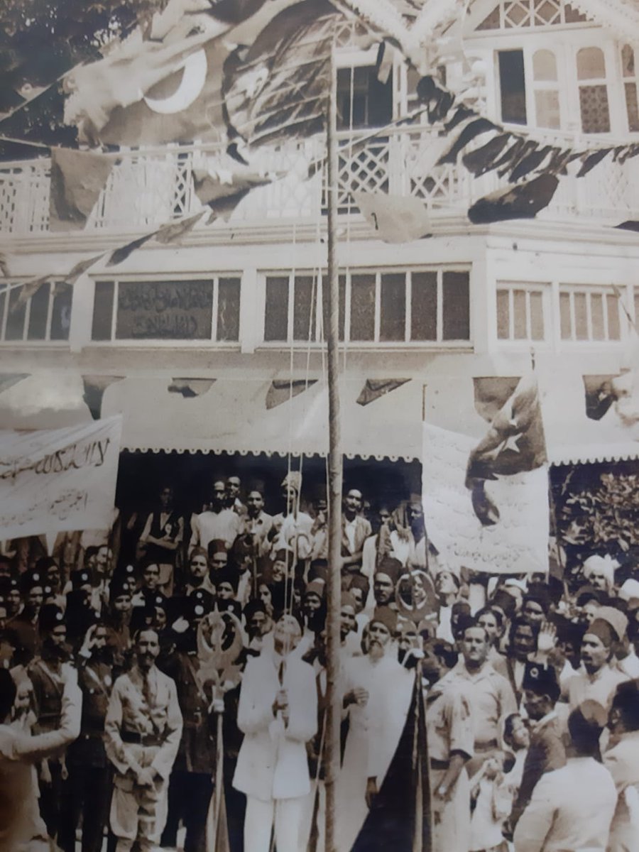 Humasd's tweet image. Glimpses from chronicles of our glorious past which reminds us the immense sacrifices and strong determination of our forefathers for Pakistan! My maternal grandfather Syed Mehboob Shah (standing next to Quaid wearing Turkish Cap) with Quaid-e- Azam.#14AugustAzadiDay #Pakistan