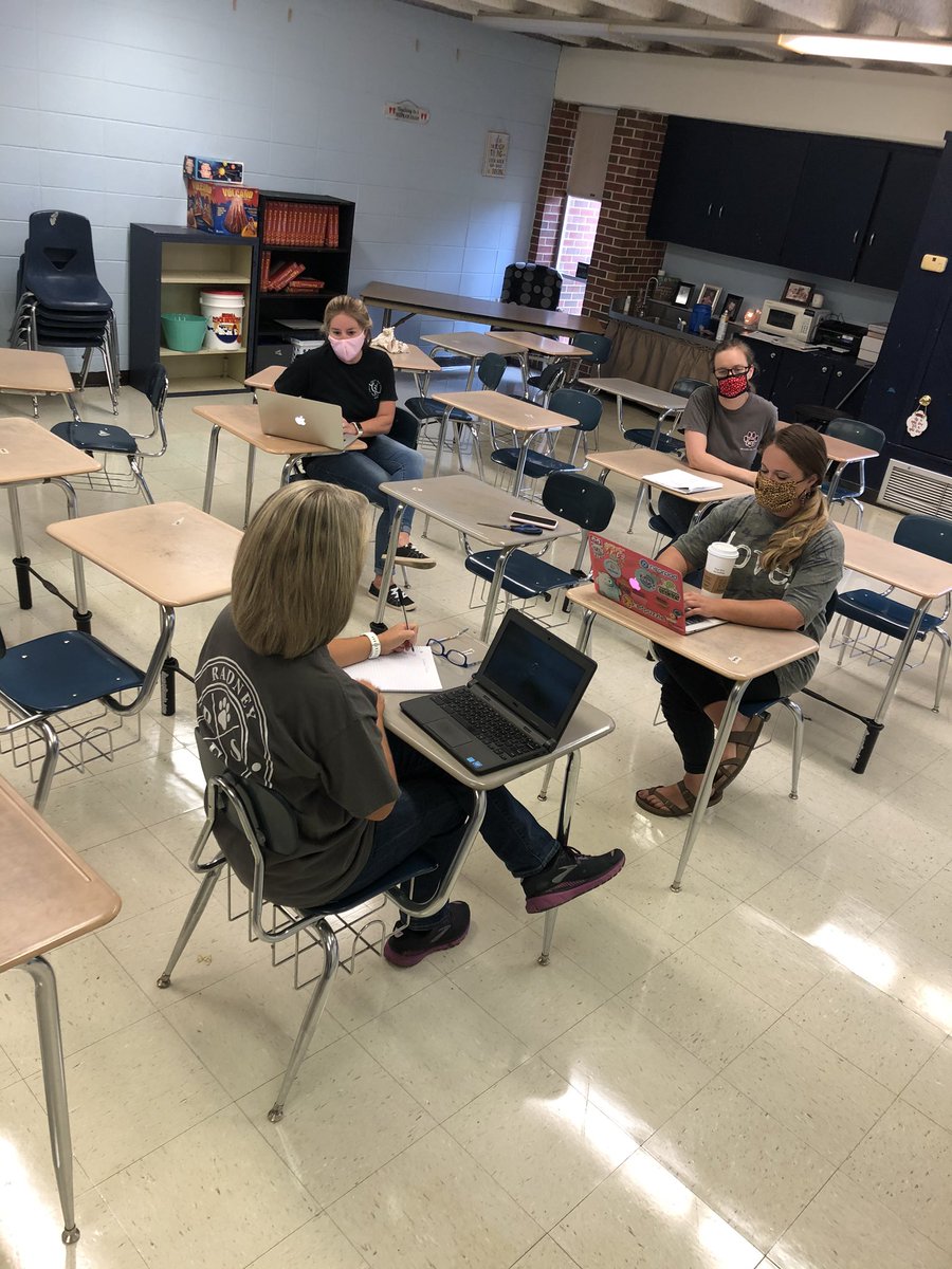 jmorgan0611's tweet photo. #theRadneyWay Look at our teachers modeling social distancing! https://t.co/FaBD2FPLdU