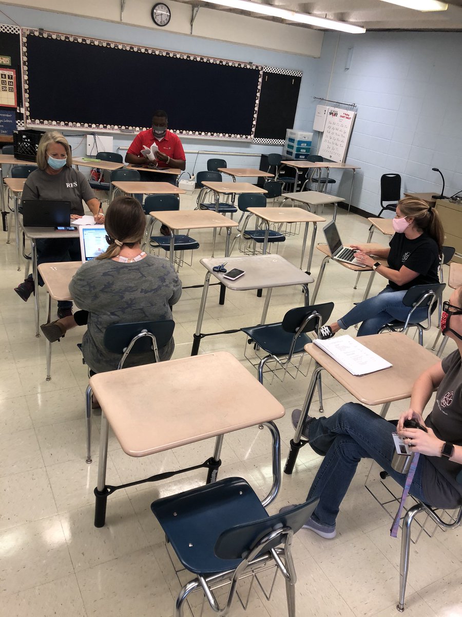 jmorgan0611's tweet photo. #theRadneyWay Look at our teachers modeling social distancing! https://t.co/FaBD2FPLdU