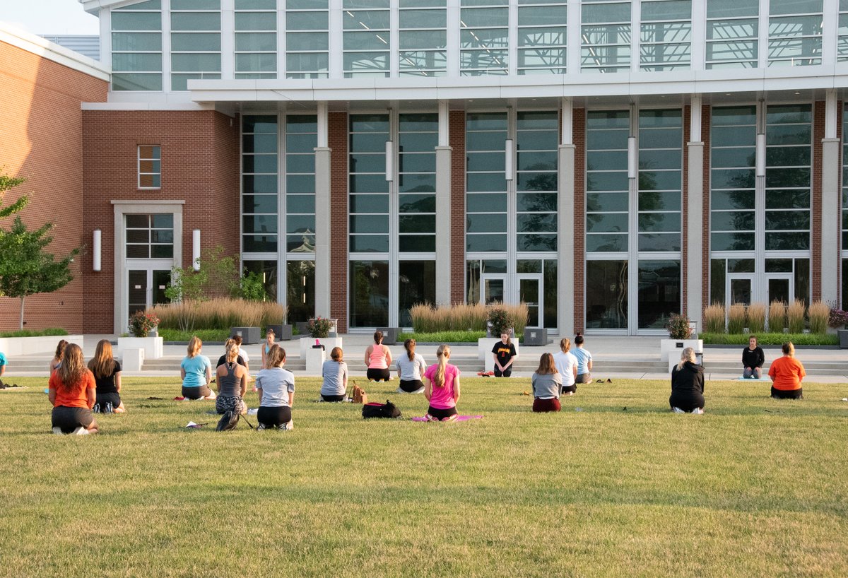 ufindlay's tweet photo. #ufindlay students kicked off #OrientationWeekend this morning with some ☀️ sunrise yoga 🧘‍♀️ 

#OilerNation #Fall2020 https://t.co/RXUeRnW6Fn