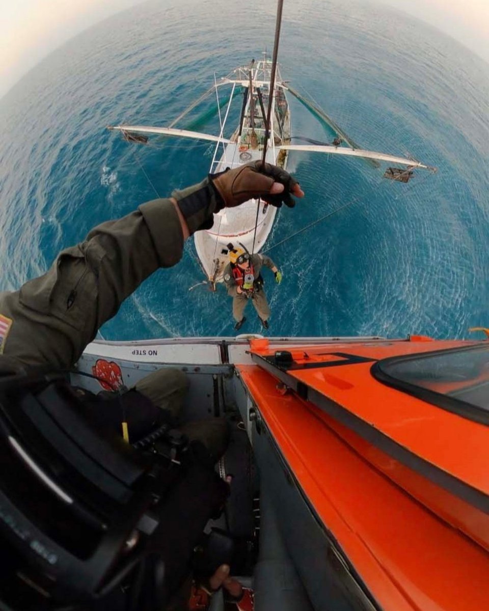 USCGLANTAREA's tweet photo. #FlyinghighFriday Petty Officer 2nd Class Christopher Parrinello hoists Petty Officer 2nd Class Anthony Ling to a trawler.
#USCG #CoastGuard #USCG https://t.co/Vcvm9LCbbx