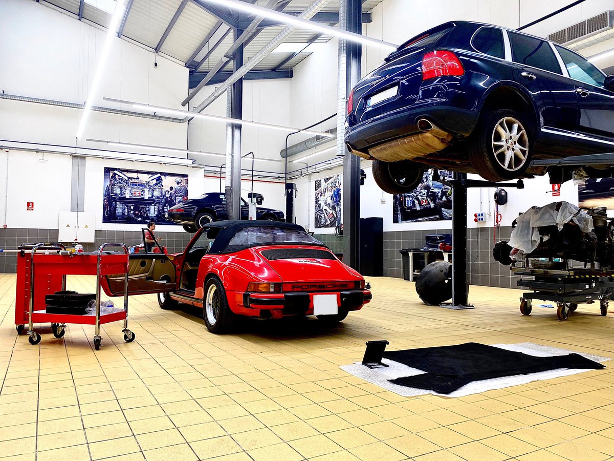 PorscheCanarias's tweet image. Reparación de capota✔️ 
Porsche 911SC 

En #CentrosPorscheCanarias nos preparamos para el fin de semana 🏄🏼‍♂️☀️

#Porsche911 #911SC #Porsche #PorscheClassic