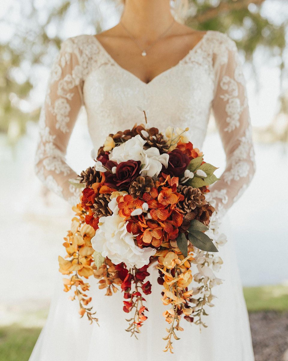davidsbridal's tweet photo. Who else is getting all the fall feels this #FlowerFriday?🍂🍃 Get inspired by @haileybopbop with a bridal bouquet that pairs back to floral details from your gown! Tap the link for more real bride inspo!
https://t.co/YUE0os7ZRF https://t.co/Zi9GFLSFa5