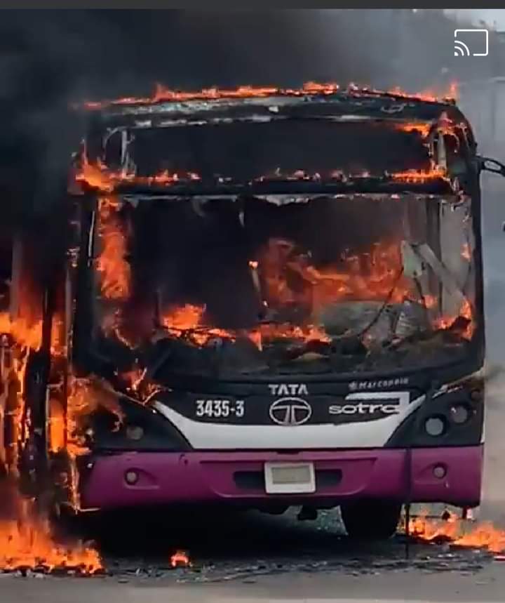 SilueOfficiel's tweet photo. L'œuvre de désœuvrés qui n'ont sûrement même pas les moyens d'emprunter le bus encore moins d'être personnellement véhiculés. Puufff. https://t.co/v0wU8jkASy