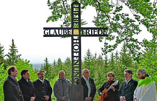 Eine seiner anderen Ideen: ein "Chiemgauer Heimatkreuz”, das in jeder Gemeinde des Landkreises aufgestellt werden soll.