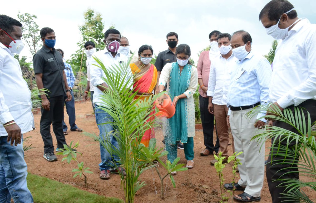 dproadilabad's tweet photo. ముఖ్రా-కె గ్రామంలోని ప్రకృతి వనంలో మొక్కను నాటిన జిల్లా కలెక్టర్ సిక్తా పట్నాయక్. https://t.co/d1ZSd0tCZj