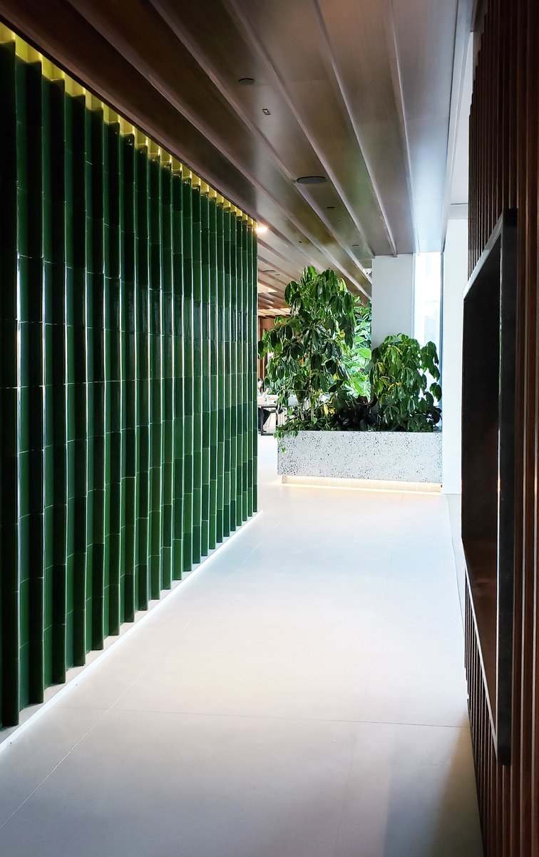 CeramicsOfItaly's tweet photo. #ProjectOfTheWeek - Check out this awesome feature wall designed by #BonettiKozerski! The designers collaborated w/ #CeramicsOfItaly member #Cedir to create their own custom tile in 4 different shades of green 😍 💚 https://t.co/8Y6YpzjsX0