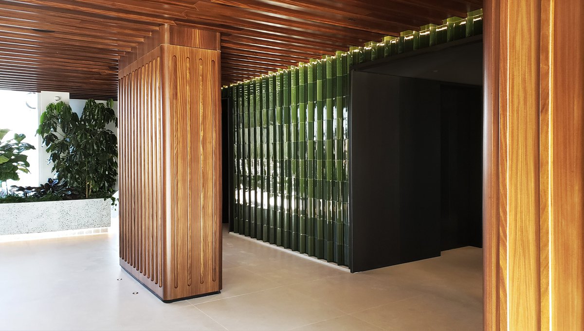 CeramicsOfItaly's tweet photo. #ProjectOfTheWeek - Check out this awesome feature wall designed by #BonettiKozerski! The designers collaborated w/ #CeramicsOfItaly member #Cedir to create their own custom tile in 4 different shades of green 😍 💚 https://t.co/8Y6YpzjsX0