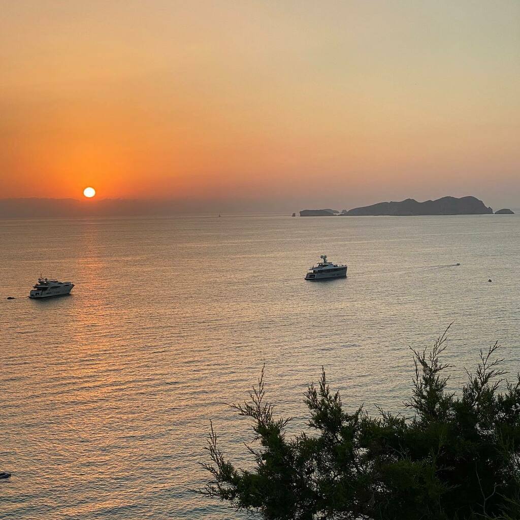 ExpatKidsParis's tweet photo. A lazy Friday evening #ibizasunset #nofilterneeded #calatarida #islandvibes #happyweekend #familytime #beautyofnature #everythingpretty #expatwithkidsinibiza #expatwithkidsinparisA lazy Friday evening #ibizasunset #nofilterneeded #calatarida #islandvibes #happyweekend #famil⦠https://t.co/DgnjHR4H2J