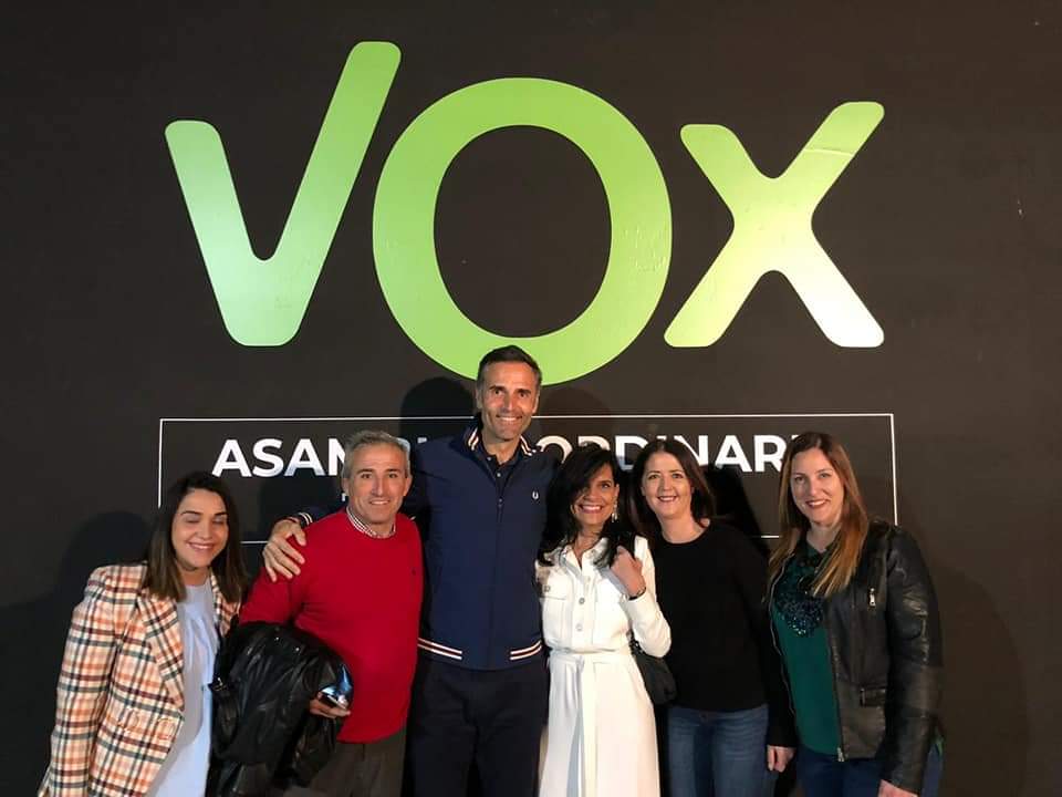 VOX_Albacete's tweet photo. ✅ @RafaLomana, diputado nacional junto con la Gestora provincial de #Albacete, se han reunido con la asociación de los funcionarios de prisiones "Tu Abandono Me Puede Matar" para escuchar sus peticiones y mostrarles su apoyo.

Hilo ⬇️⬇️ https://t.co/bMn3tmJq7E