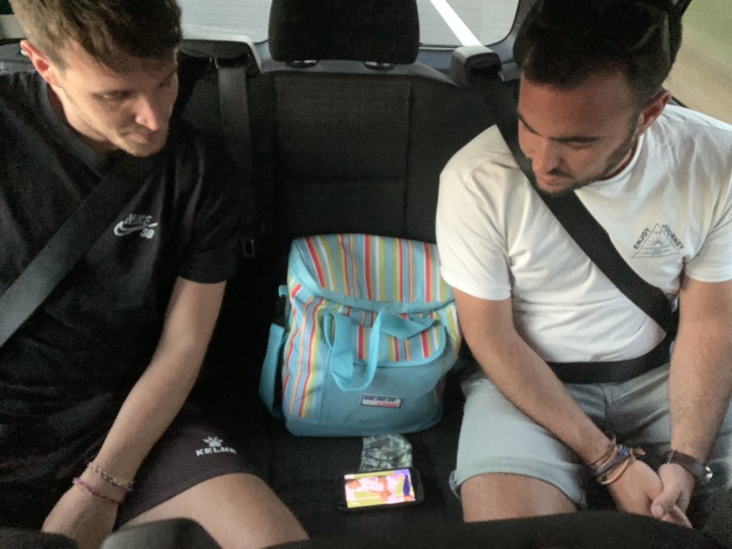 martaroquerols's tweet photo. #frac1 El partit ens ha enganxat de camí a Cadis i n’hi ha dos que s’ho han muntat prou bé! Només els hi falta el pack de @frit_ravich 🍿 @bparera @FCBRAC1 @gerardromero https://t.co/wqxP0vpwds